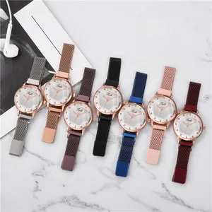 Modische Damen Quarzuhr mit Herz-Magnetarmband in sieben verschiedenen Farben