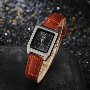 Quadratische silberne Quarzuhr mit schwarzem Zifferblatt und braunem Lederarmband