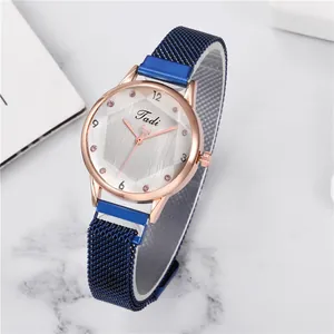 Elegante roségoldene Damenuhr mit blauem Mesh-Armband und Zifferblatt mit Herzmuster