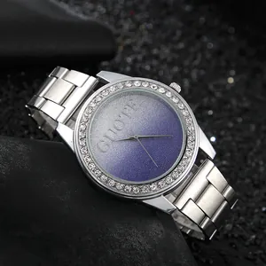 Détail de la montre en acier argenté avec lunette en strass et cadran dégradé bleu