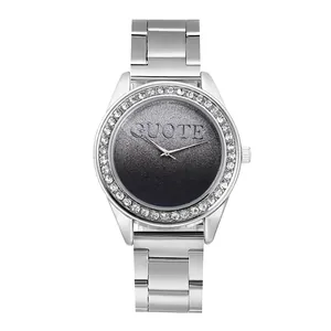 Détail d'une montre quartz pour femme avec cadran dégradé et lunette argentée en strass
