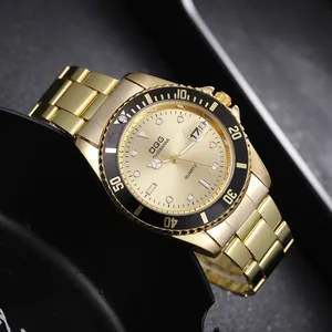 Montre homme luxe en acier doré avec guichet date et lunette de plongée noire élégante