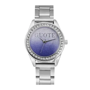 Gros plan sur la lunette sertie de strass et le cadran dégradé violet de cette montre