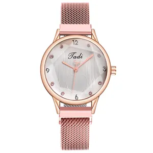 Detailansicht der Roségold-Quarzuhr mit facettiertem Glas und Magnet-Mesh-Armband