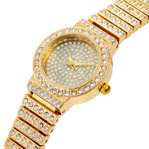Orologio da donna dorato di tendenza con strass lucenti su quadrante e cinturino