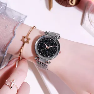 Sternenhimmel-Quarzuhr mit facettiertem Glas und silbernem Magnetarmband am Handgelenk
