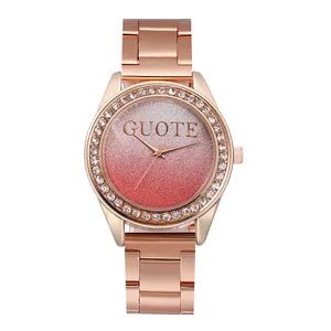 Détail d'une montre femme en or rose avec lunette en cristal et cadran dégradé coloré