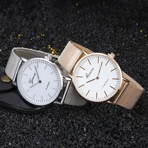 Montres à quartz Geneva avec bracelets en maille argent et or rose sur fond noir texturé