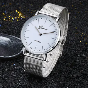 Montre à quartz Geneva à bracelet en maille argentée avec cadran blanc sur fond texturé noir