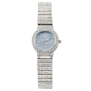 Elegante orologio da donna argento con pavé di cristalli e quadrante azzurro chiaro