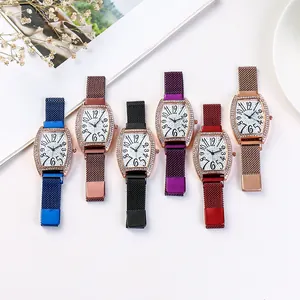 Dames horloge met strassteentjes en magnetische Milanese band verkrijgbaar in zes kleuren
