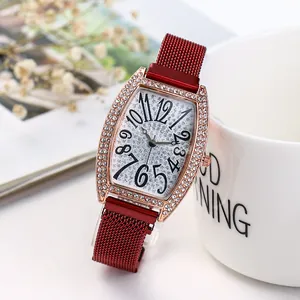 Detail van bordeauxrode Milanese mesh-band en horlogekast bezet met strass-stenen
