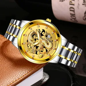 Détail d'une montre pour homme avec relief de dragon doré et index en cristal