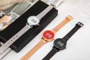 Dettaglio di tre orologi al quarzo in maglia con caratteri cinesi e logo IFKF sul quadrante