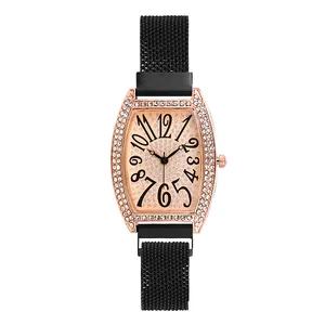 Dameshorloge in roségoud met diamantbezel en een zwarte milanese mesh horlogeband