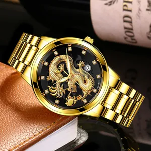 Vue détaillée du cadran relief dragon doré avec marqueurs diamantés et date sur fond noir