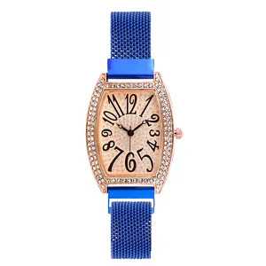 Detail van roségouden tonneau horloge met kristallen wijzerplaat en blauwe Milanese band