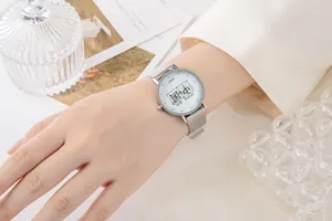 Dettaglio dell'orologio cinese con cinturino milanese argento e scritte sul quadrante