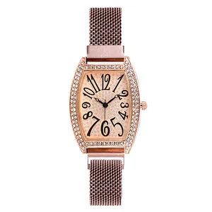 Macro detail van roségouden tonneau horlogekast met kristallen en Milanese mesh band