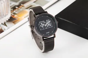 Dettaglio dell'orologio nero con caratteri cinesi artistici sul quadrante