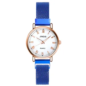 Détail d'une montre quartz pour femme avec bracelet en maille bleue et chiffres romains