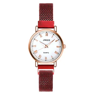 Détail d'une montre à quartz pour femme avec bracelet milanais bordeaux et chiffres romains
