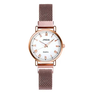 Détail macro du bracelet en maille or rose et cadran blanc avec chiffres romains de montre