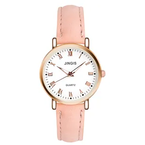 Details einer roségoldenen Quarzuhr mit weißem Zifferblatt und rosa mattem Lederarmband