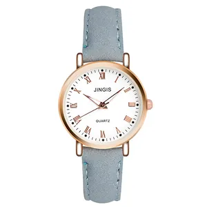 Detail der roségoldenen Uhr mit weißem Zifferblatt und hellblauem Lederarmband-Naht