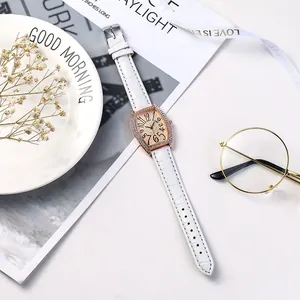 Élégante montre femme forme tonneau or rose avec lunette en cristal et bracelet cuir blanc