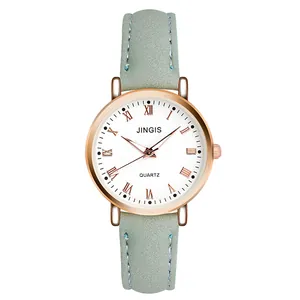 Details von minzgrünem Lederarmband mit blauer Naht und Roségold-Gehäuse