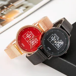 Orologio al quarzo con caratteri cinesi e cinturino in maglia metallica rosso e nero