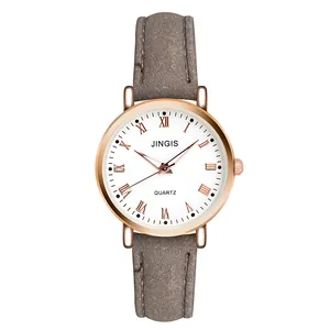 Detailaufnahme der roségoldenen Lünette und des grauen matten Lederarmbandes