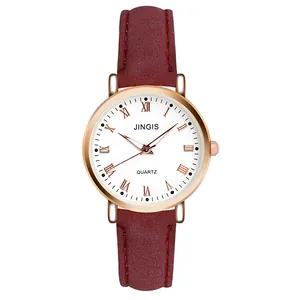 Makro-Detail des Roségold-Gehäuses und weißes Zifferblatt mit römischen Ziffern der Uhr