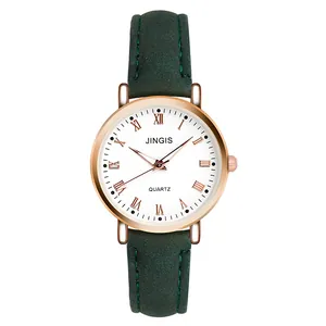Nahaufnahme der roségoldenen Uhr mit weißem Zifferblatt und dunkelgrünem Lederarmband