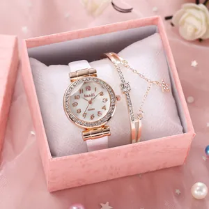 Coffret montre femme quartz et bracelet avec strass élégants dans une boîte rose