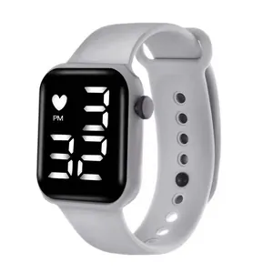 Montre de sport numérique LED minimaliste avec bracelet en silicone gris sur fond blanc