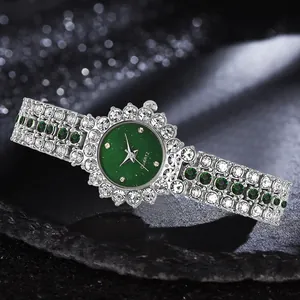 Primer plano de reloj de cuarzo con esfera verde estrellada y bisel con diamantes