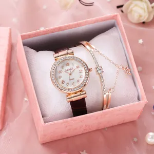 Détail du coffret montre Amadi à quartz et bracelet étoile dans une boîte cadeau rose
