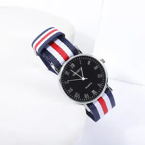 Détail de la montre minimaliste avec cadran à chiffres romains et bracelet en tissu NATO