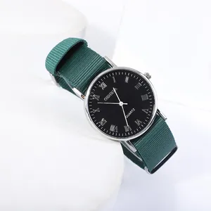 Montre à quartz minimaliste avec cadran à chiffres romains bleus et bracelet en nylon vert