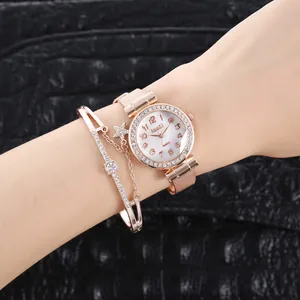 Primo piano dell'orologio in oro rosa con lunetta in cristallo e bracciale stella di strass