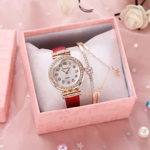 Montre femme élégante or rose avec bracelet cuir rouge et bracelet breloque étoile