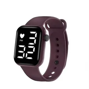 Détail d'une montre électronique LED carrée avec bracelet en silicone et écran digital