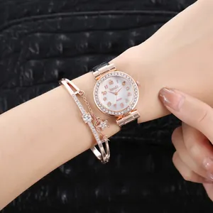 Montre femme or rose avec lunette en strass et bracelet assorti avec pendentif étoile
