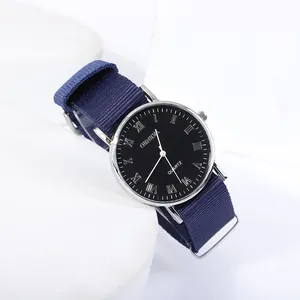 Gros plan de la montre quartz Geneva avec bracelet NATO bleu et chiffres romains argentés