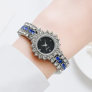 Detalle macro de reloj con esfera de cielo estrellado y pulsera de plata con pedrería