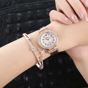 Montre femme en or rose avec lunette en strass et bracelet étoile assorti au poignet