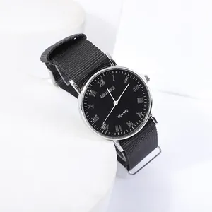 Détail d'une montre à quartz minimaliste avec chiffres romains et bracelet en nylon