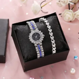 Vista macro de reloj de cuarzo y pulsera de corazón con pedrería en estuche de regalo
